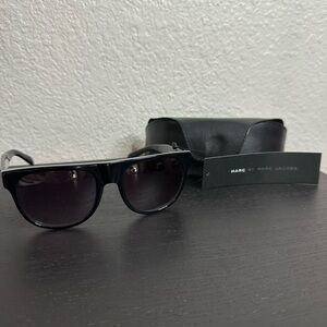 NWT Marc Jacob’s sunglasses-with reg black case